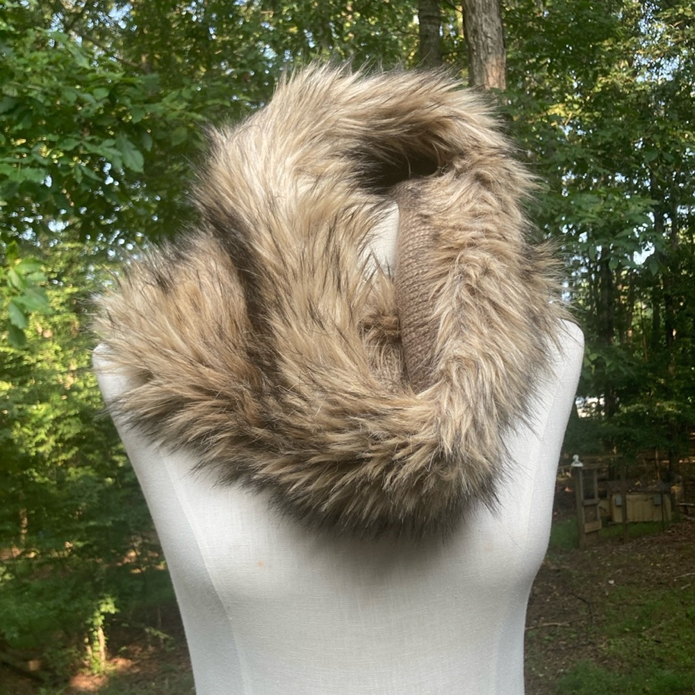 Anne Taylor LOFT faux fur knit infinity scarf in various shades of brown. sz NA